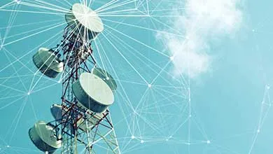 电信塔上装有多个天线盘，背景是蓝色天空，叠加着数字网络图形。